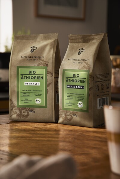 Zwei Bio-Äthiopien-Kaffeepackungen auf Tisch