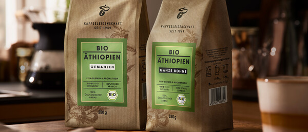 Zwei Tchibo Bio-Äthiopien Kaffeepackungen auf Tisch