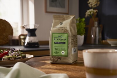 Kaffeepackung „Bio Äthiopien ganze Bohne“ auf Tisch