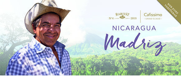 Kaffeebauer vor grüner Landschaft in Nicaragua
