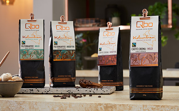Vier Qbo-Kaffeepackungen auf Küchenarbeitsplatte
