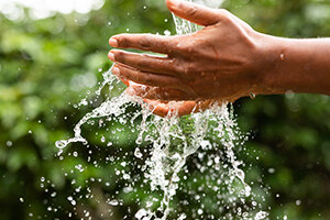 Hände werden mit spritzendem Wasser gewaschen