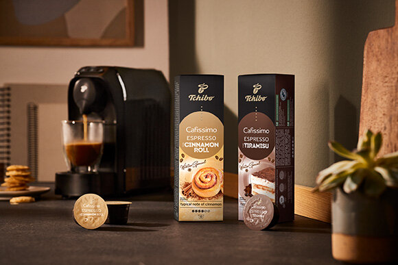 Tchibo Kaffeekapseln vor Espressomaschine