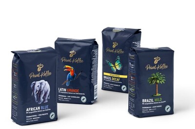 Vier dunkelblaue Kaffeepackungen mit Tiermotiven