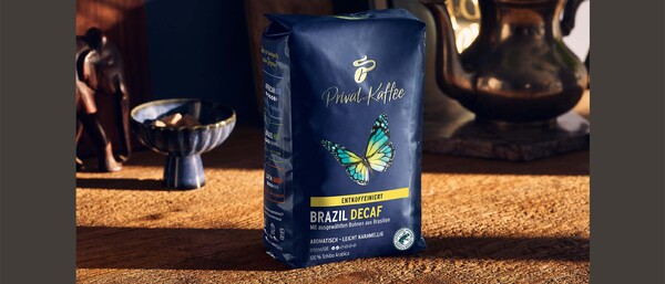 Kaffeepackung „Brazil Decaf“ auf Holztisch