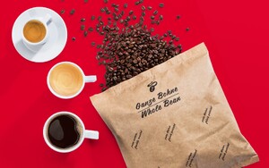 Link: Großansicht des Bildes - Bildinhalt: Drei Kaffeetassen und geöffneter Bohnenbeutel