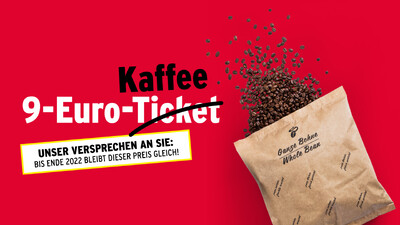 Rotes Plakat mit Kaffeebohnen und 9-Euro-Angebot