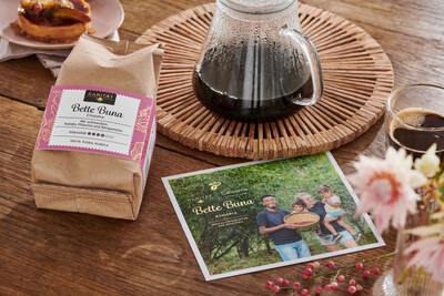 Kaffeepaket Bette Buna neben Glaskanne und Foto