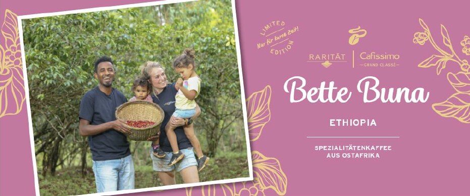 Familie mit Kaffeekorb auf Plantage, Text Bette Buna