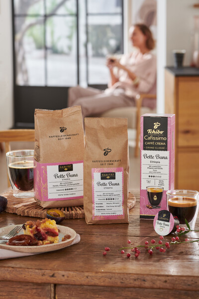 Kaffeepackungen „Bette Buna“ auf Holztisch