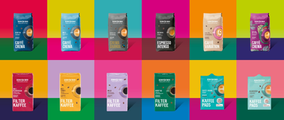 Bunte Eduscho-Kaffeepackungen vor Farbflächen