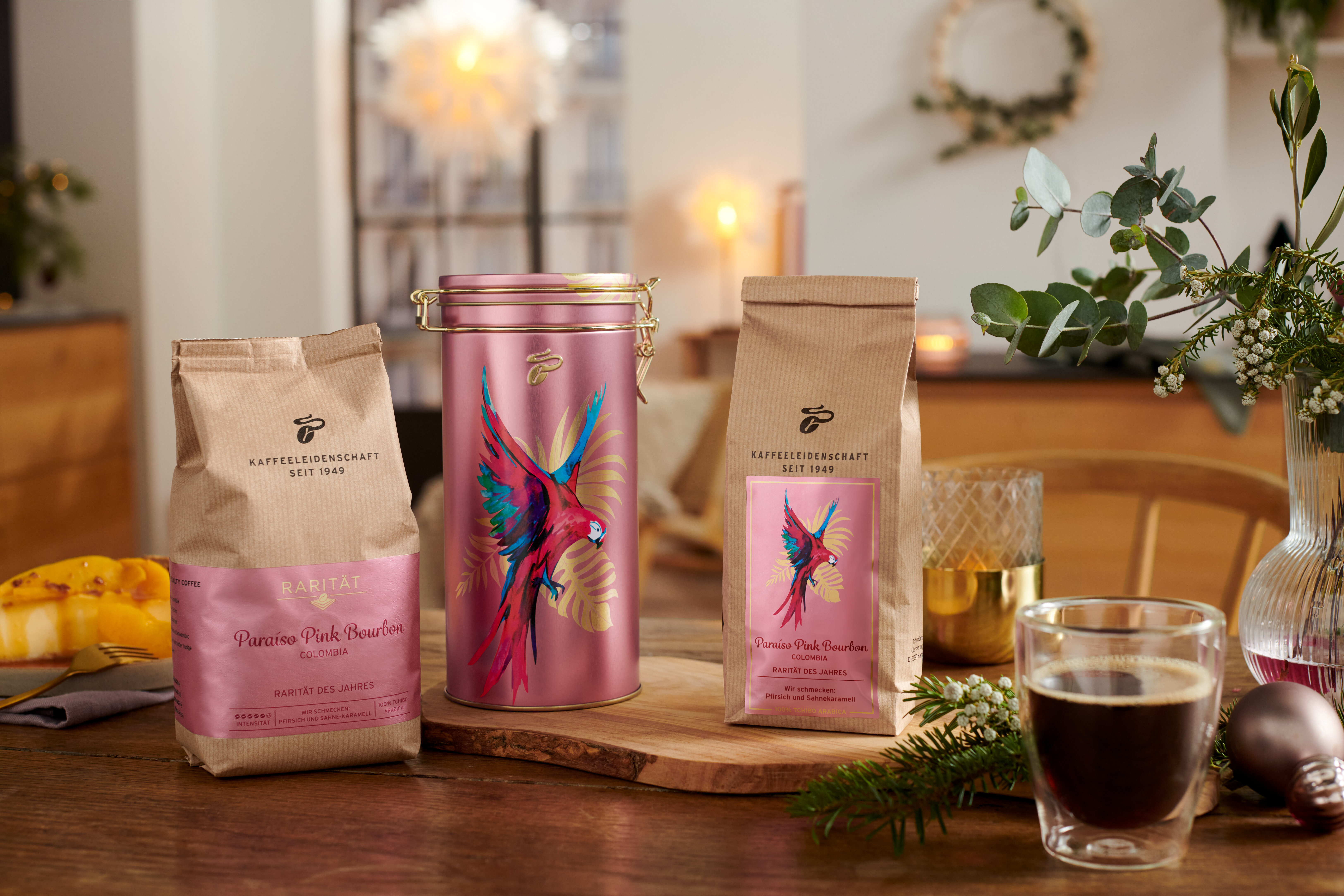 Kaffee und rosa Verpackungen mit Papagei auf Tisch