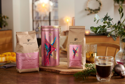 Kaffee und rosa Verpackungen mit Papagei auf Tisch