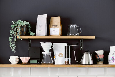 Kaffeestation mit Handfilter, Kanne und Mühle