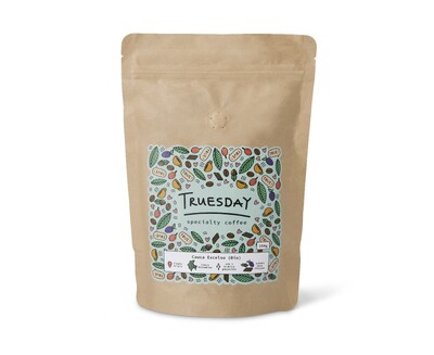 Braune Kaffeetüte mit buntem Truesday-Etikett