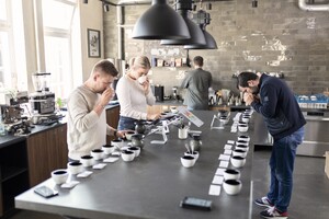 Link: Großansicht des Bildes - Bildinhalt: Personen verkosten Kaffeeproben in moderner Rösterei