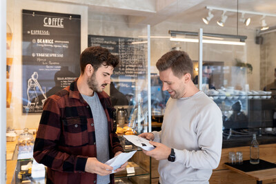 Zwei Männer unterhalten sich in einem Café
