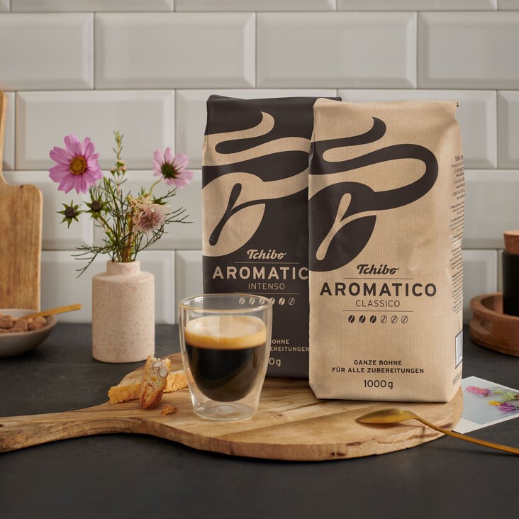Espresso mit zwei Tchibo Aromatico Kaffeepackungen