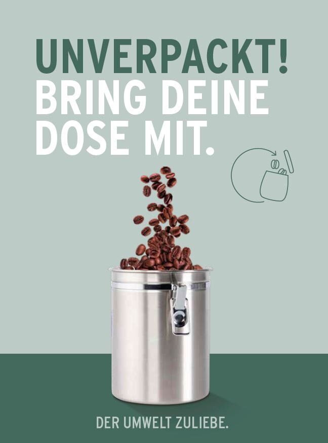 Metallbox mit einfallenden Kaffeebohnen