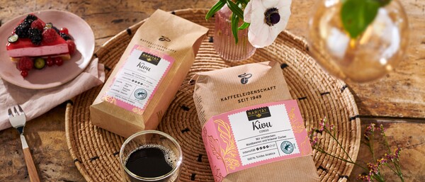 Kaffeepackungen, Tasse Kaffee und Beerentorte
