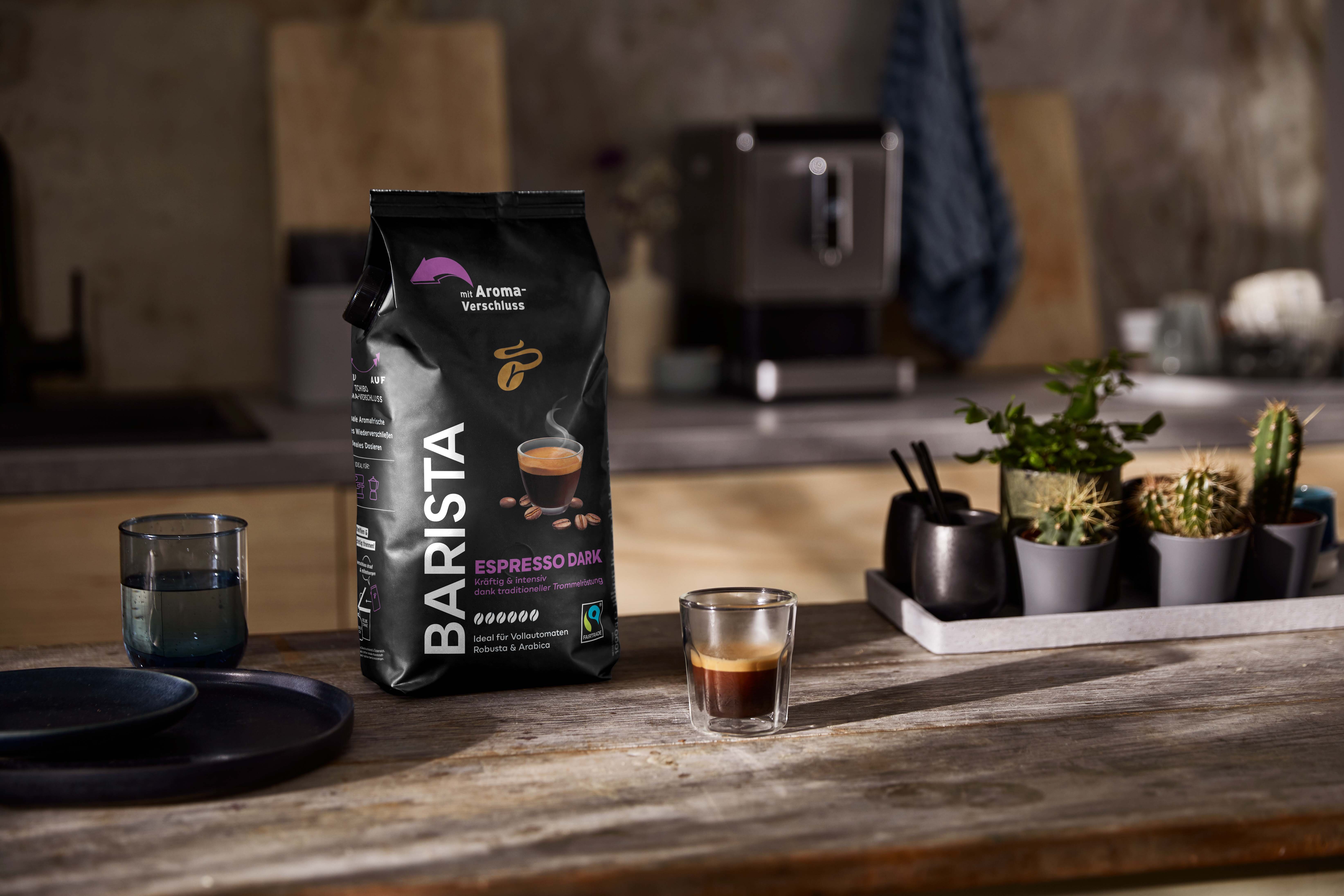 Espressobohnenpackung auf Küchenarbeitsplatte