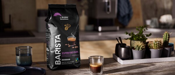 Espressobohnenpackung auf Küchenarbeitsplatte