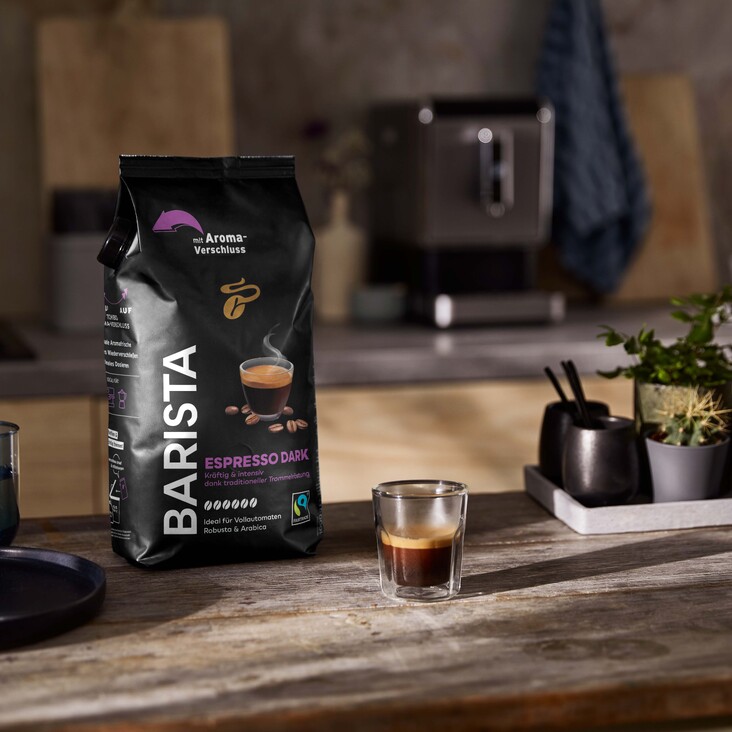 Espressobohnenpackung auf Küchenarbeitsplatte