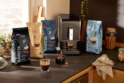 Kaffeemaschine mit vier Barista-Kaffeepackungen