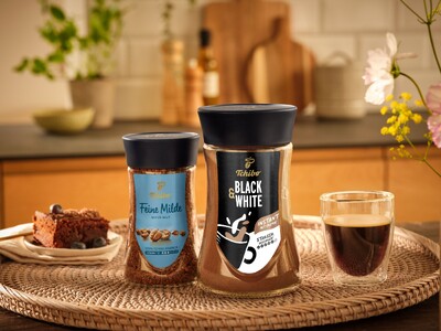 Zwei Tchibo Instantkaffees neben Glas Espresso