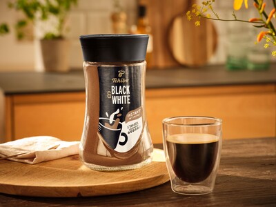 Instantkaffee Tchibo Black & White mit Glas Espresso