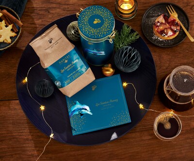 Kaffeegeschenkset mit Los Santos Honey auf Holztisch