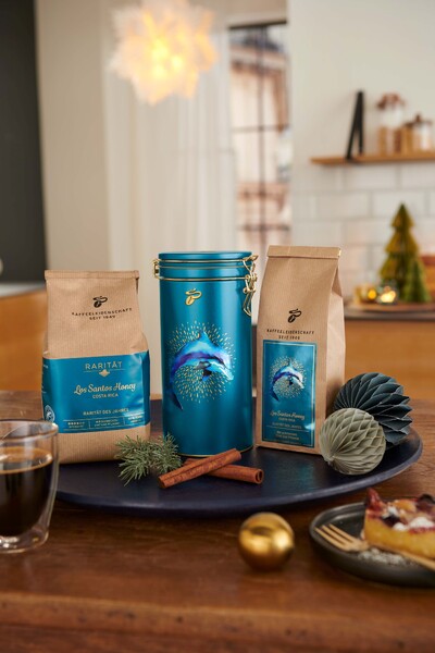 Kaffee und blaue Dose mit Delfin in Weihnachtsdeko