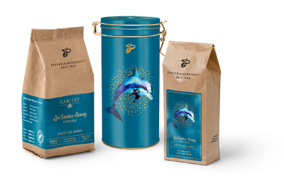 Kaffeepackungen und Dose mit blauem Walmotiv