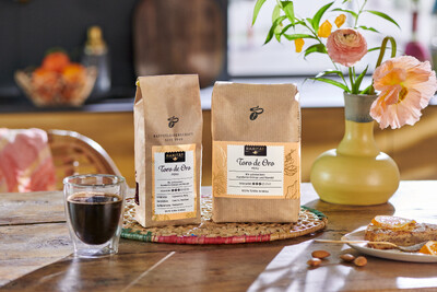 Kaffeepackungen „Toro de Oro“ mit Glas Kaffee