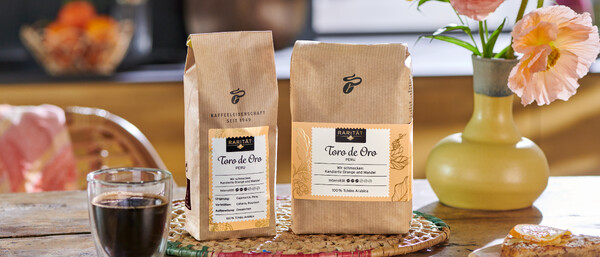 Kaffeepackungen „Toro de Oro“ mit Glas Kaffee
