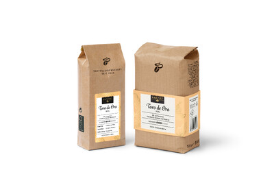 Zwei braune Kaffeepackungen „Toro de Oro“