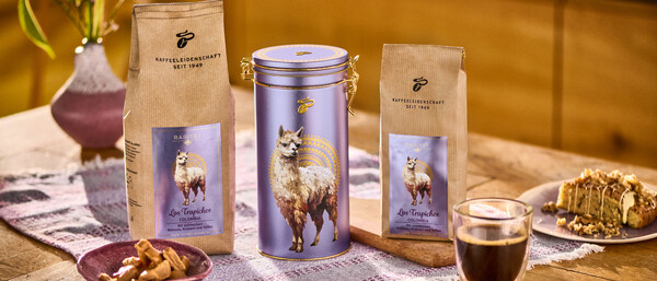 Kaffeepakete und Dose mit Lama, Kuchen und Espresso