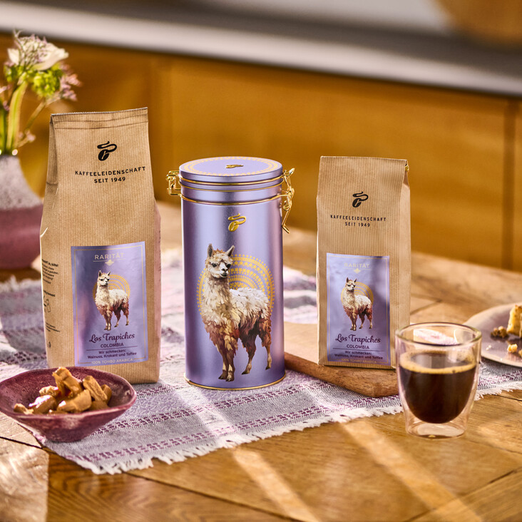 Kaffeepakete und Dose mit Lama, Kuchen und Espresso