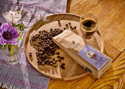 Kaffeebohnen, Kaffeepackung und Glas Kaffee auf Brett