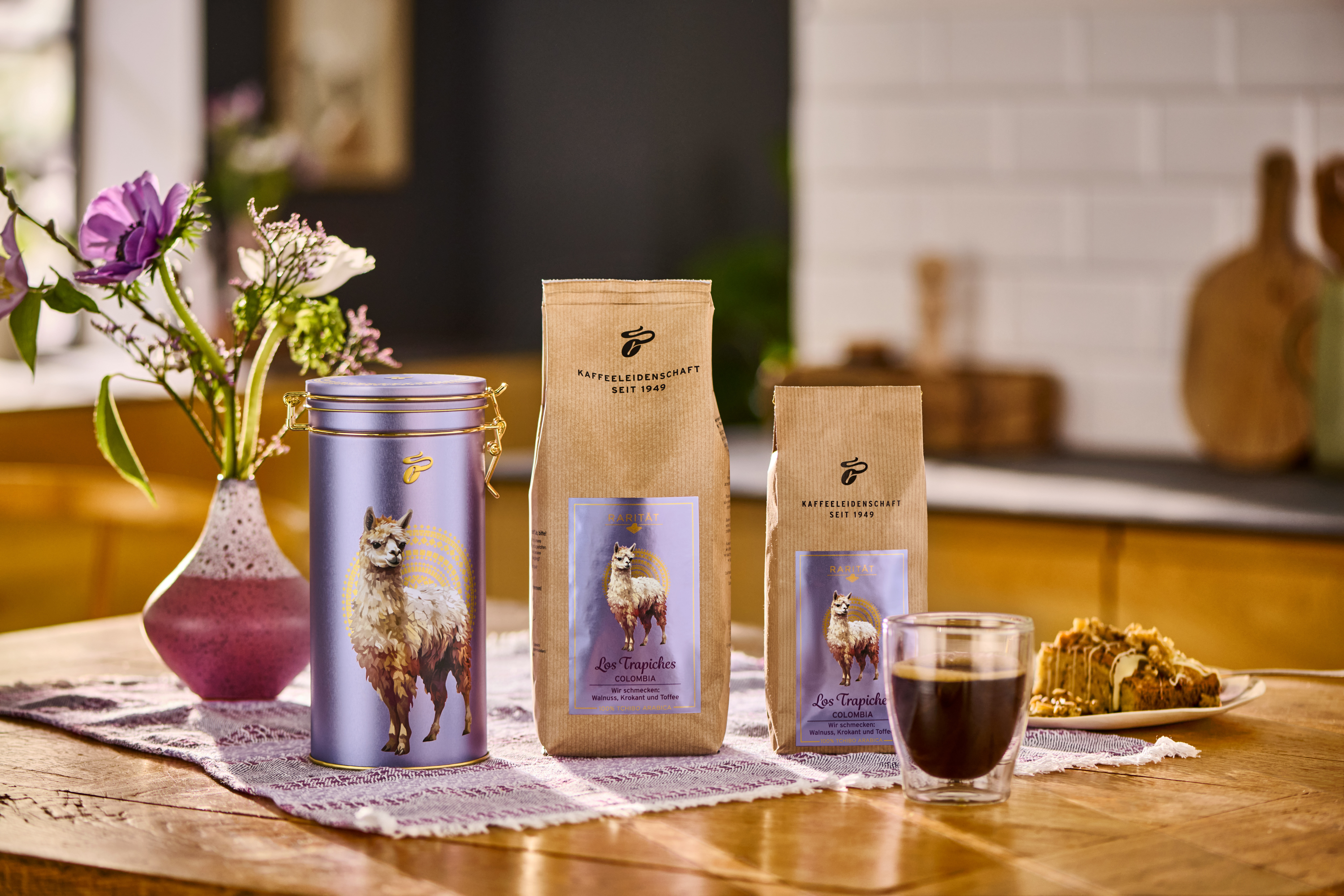 Kaffeebohnenpackungen mit Lama-Motiv auf Holztisch