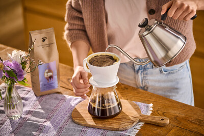 Person brüht Filterkaffee mit Handaufguss auf