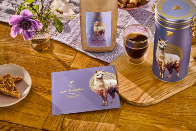 Kaffeetafel mit Lama-Motiv auf Dose, Beutel und Karte