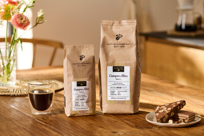 Kaffeepackungen, Glas Kaffee und Nougatschokolade