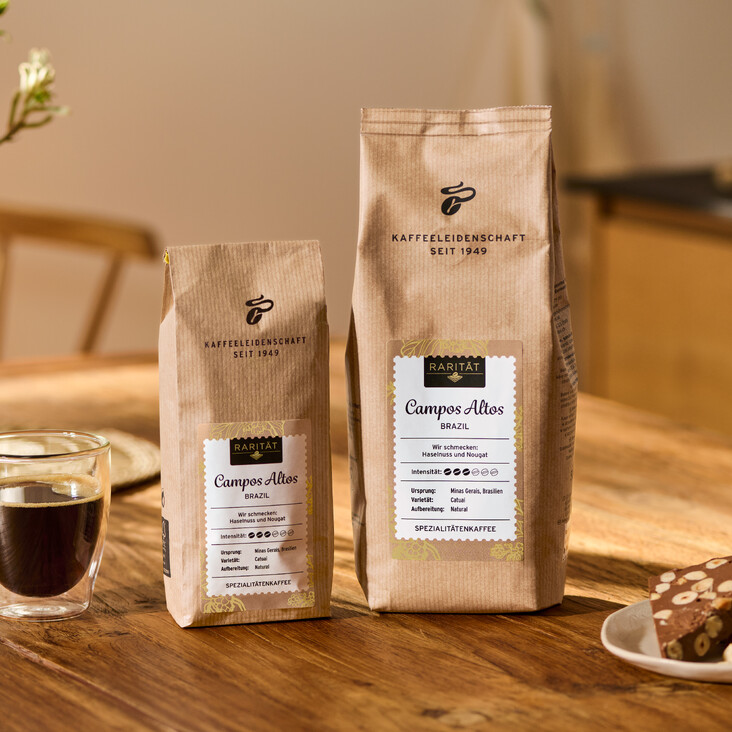 Kaffeepackungen, Glas Kaffee und Nougatschokolade