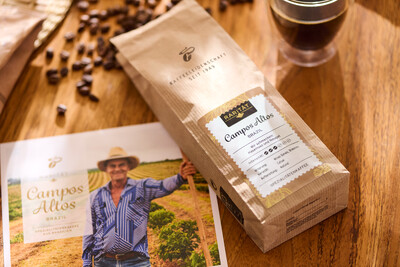 Kaffeepackung „Campos Altos“ auf Holztisch