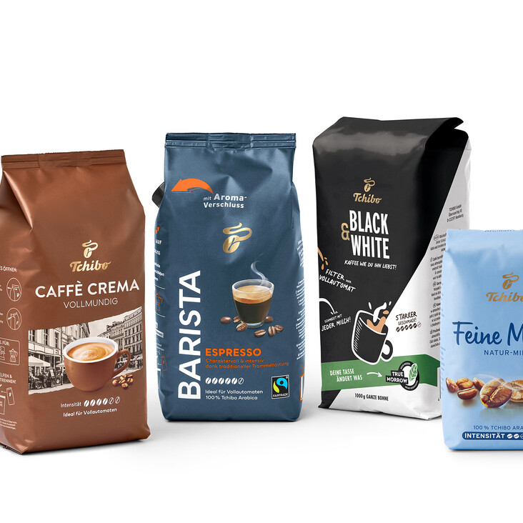 Vier Tchibo Kaffeepackungen nebeneinander