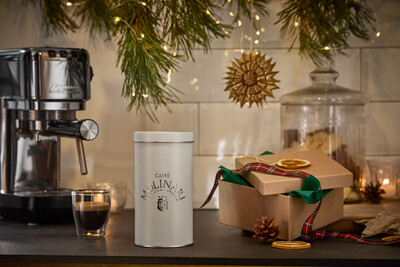 Festlich dekorierte Kaffeeecke mit Espressomaschine