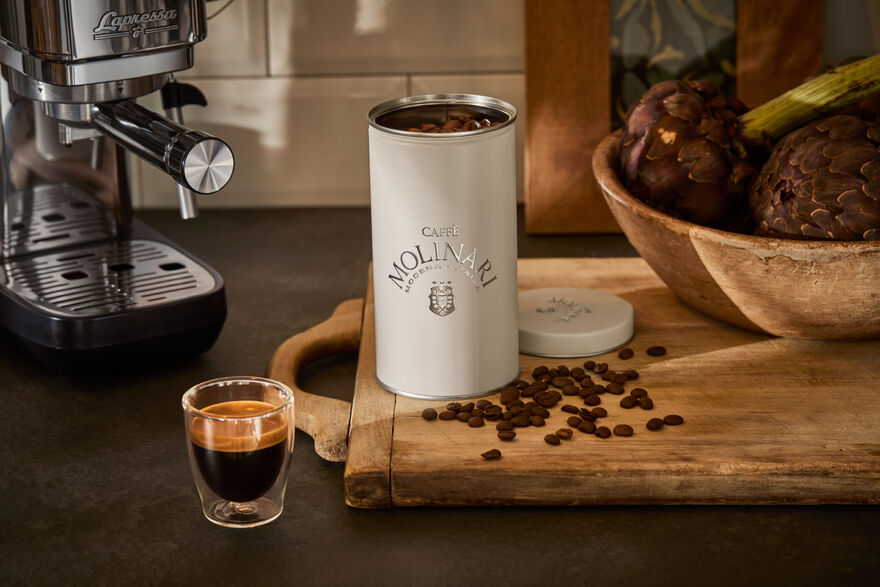 Espressomaschine, Kaffeetasse und Dose mit Bohnen