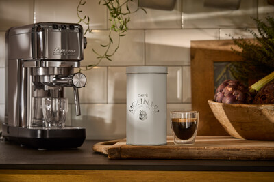 Espressomaschine, Kaffeedose und Glas Espresso