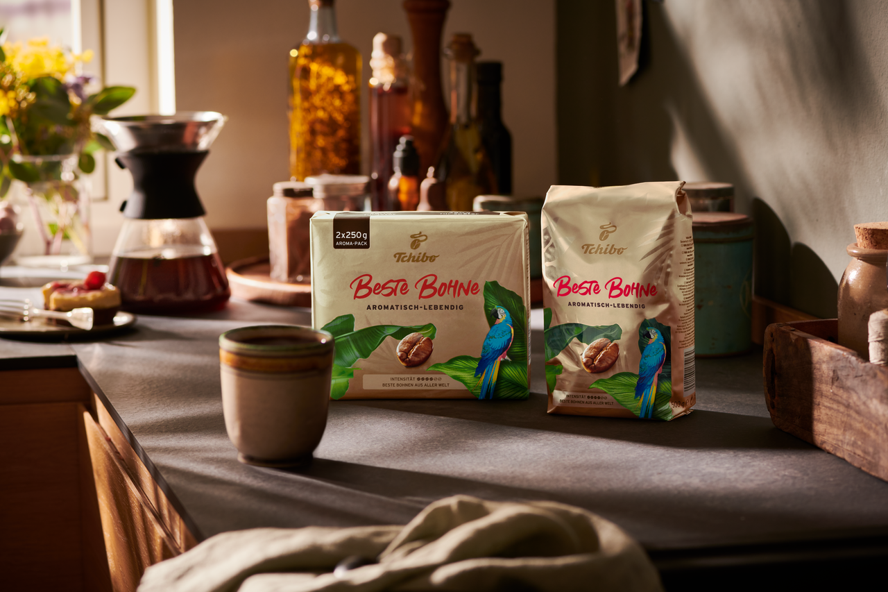 Kaffeepackungen „Beste Bohne“ auf Küchenarbeitsplatte
